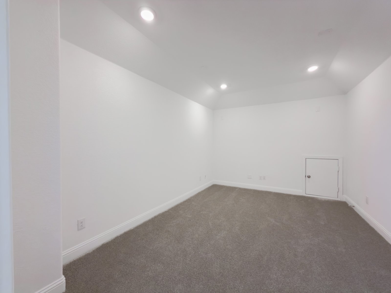 spacious media room with carpet and recessed lighting