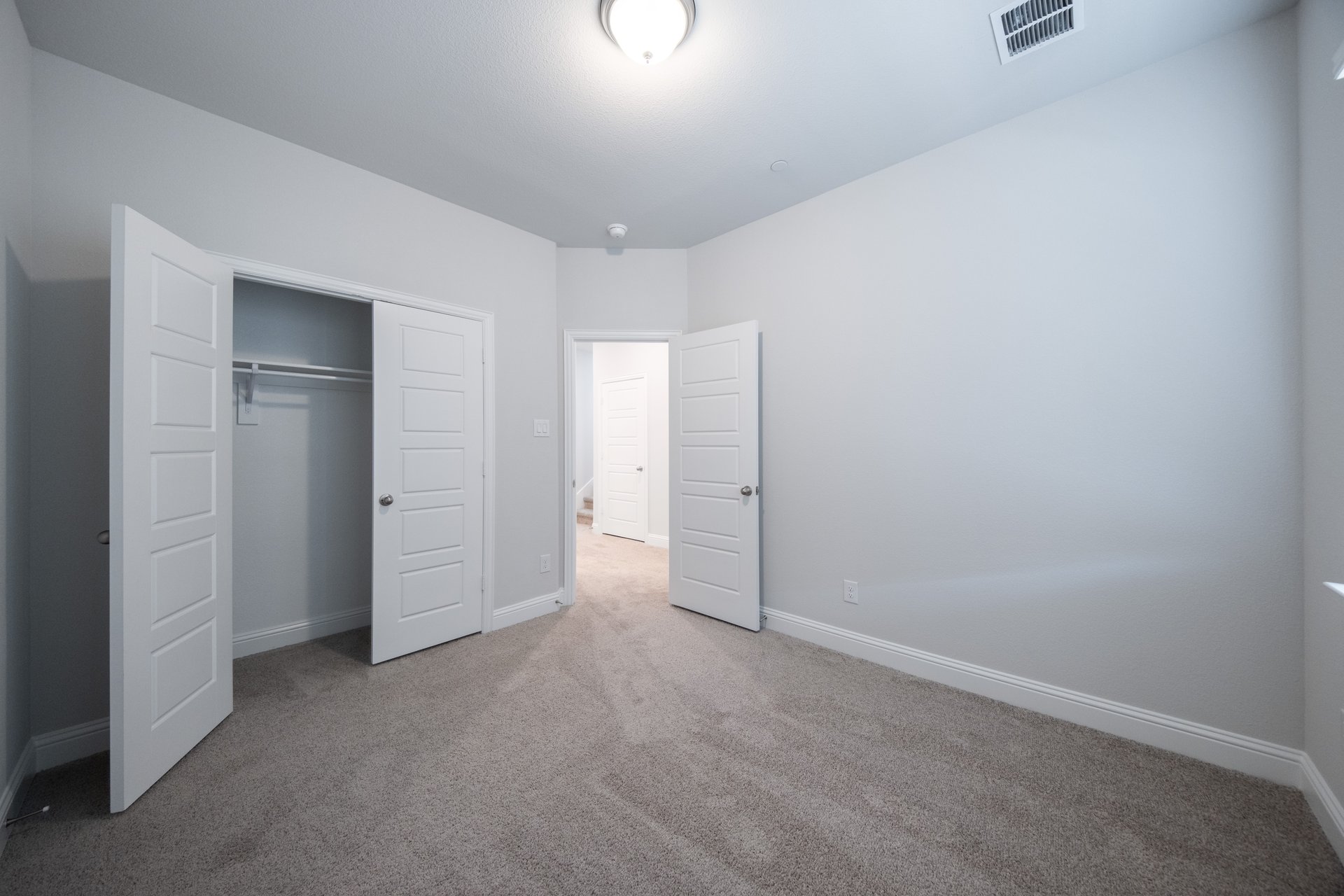 bedroom with carpet and closet 
